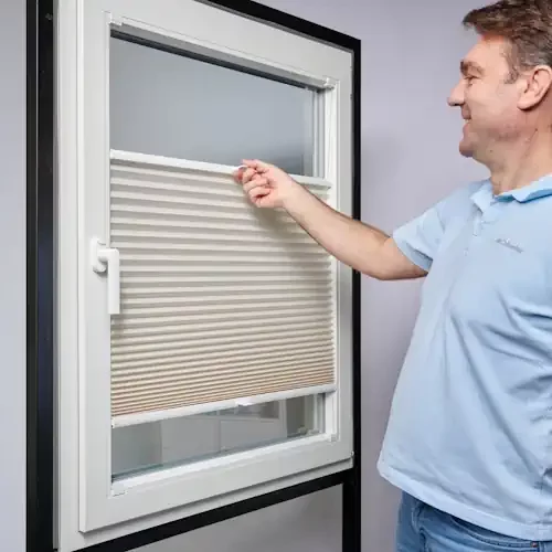 Plissee-Sichtschutz in Benutzung